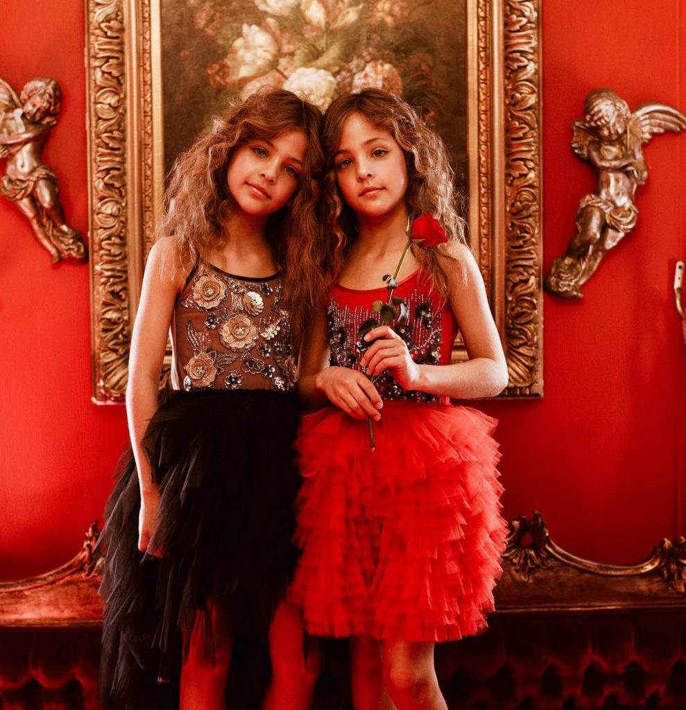 Очень красивые сестры-близняшки продолжают завоевывать сердца: как девочки росли и менялись