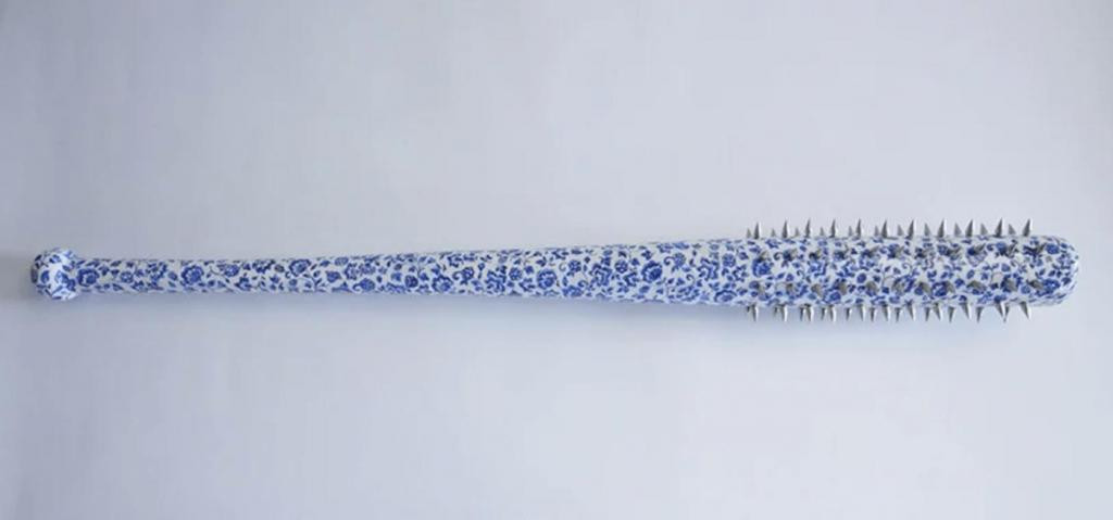 Символ женской хрупкости, красоты и силы: художник Хелена Хаусс создает керамическое оружие и украшает его цветами (фото)