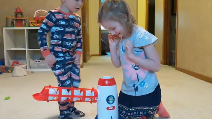 Бабушка и дедушка прислали подарок: дети нашли «идеальное» применение для игрушки (видео)