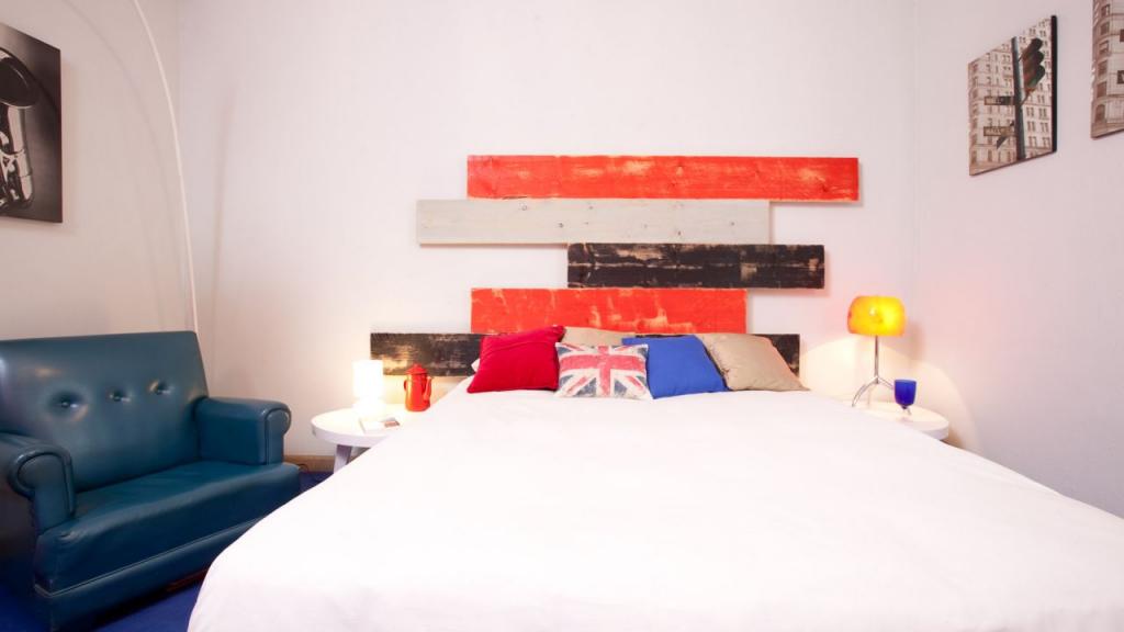 Нет смысла тратить деньги на дизайнерское изголовье кровати, его можно сделать собственноручно: 5 идей