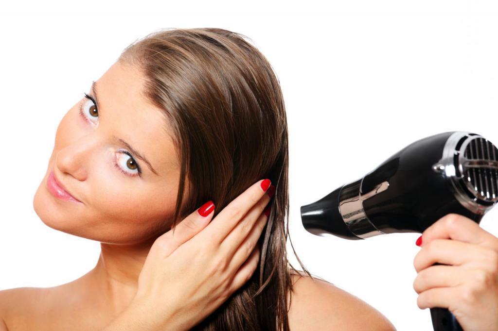 Горячая вода, излишки бальзама: 5 причин, почему волосы быстро жирнеют