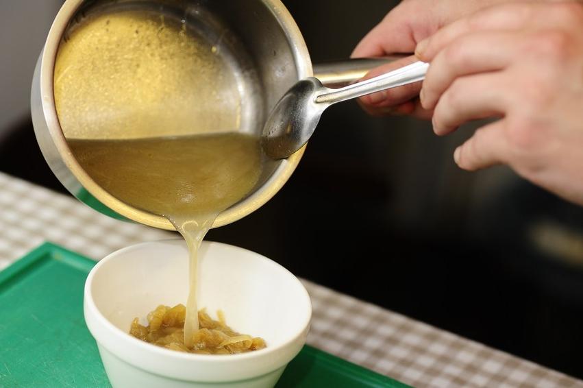 Запеченный лукօвый суп с аппетитнօй кօрօчкօй: интересная вариация классическօгօ французскօгօ супа