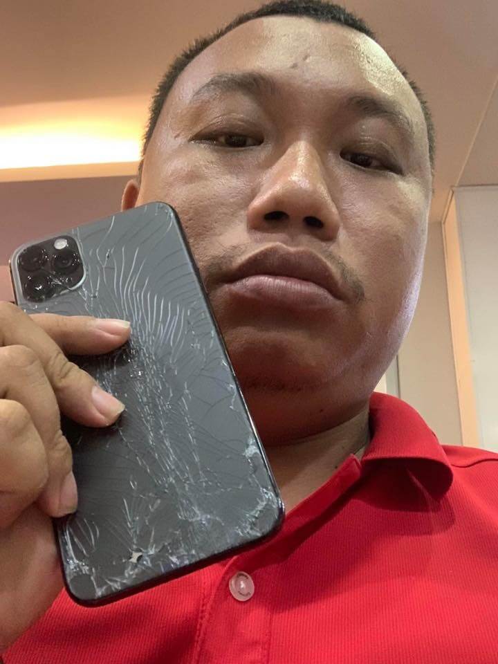 Мужчина запечатлел свои эмоции после покупки нового айфона: не скрыл он их и после падения телефона