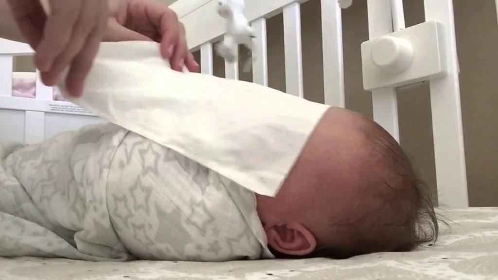 Несколько раз провести салфеткой по векам младенца: как быстро уложить ребенка спать