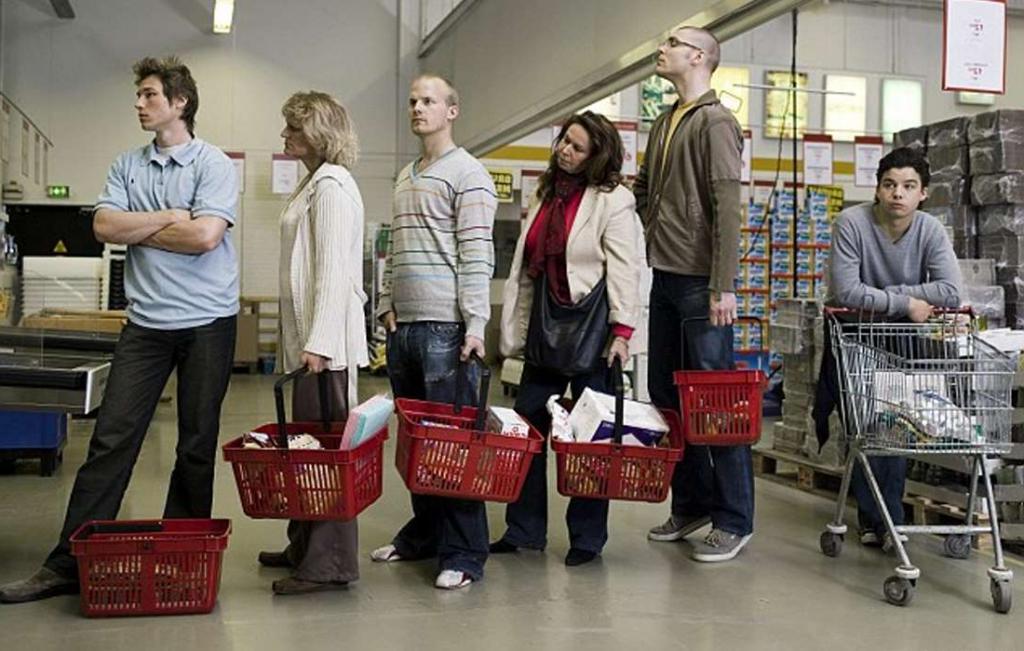Решили с мужем развлечься в супермаркете и разыграли очередь к кассе: надо было видеть их реакцию