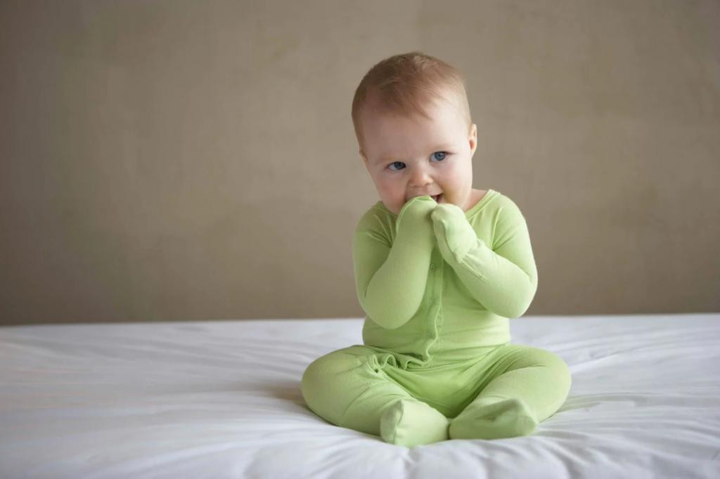 Несколько раз провести салфеткой по векам младенца: как быстро уложить ребенка спать