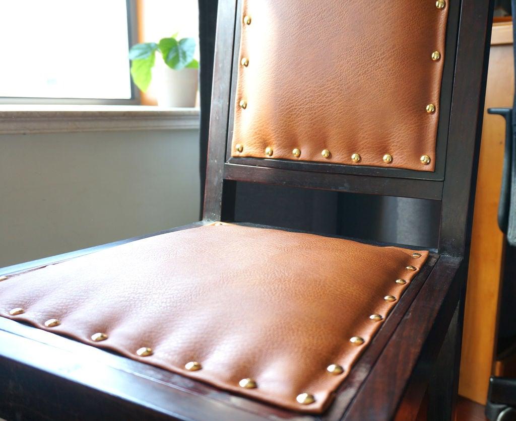 Старую мебель всегда можно отреставрировать: как стул красиво обтянуть натуральной кожей