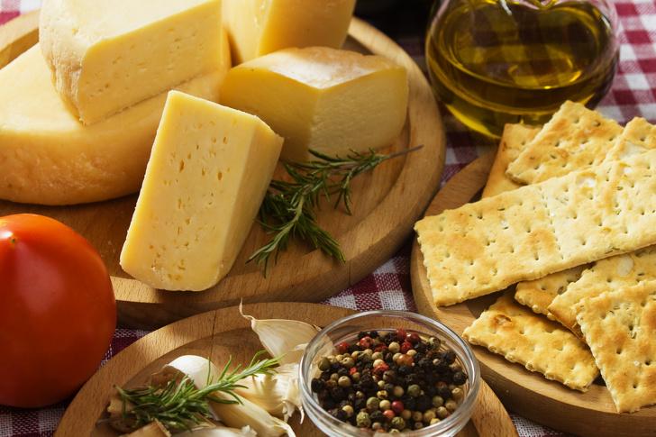 Учимся разбираться в качестве сыра: как избежать дефектного продукта и как его нужно хранить