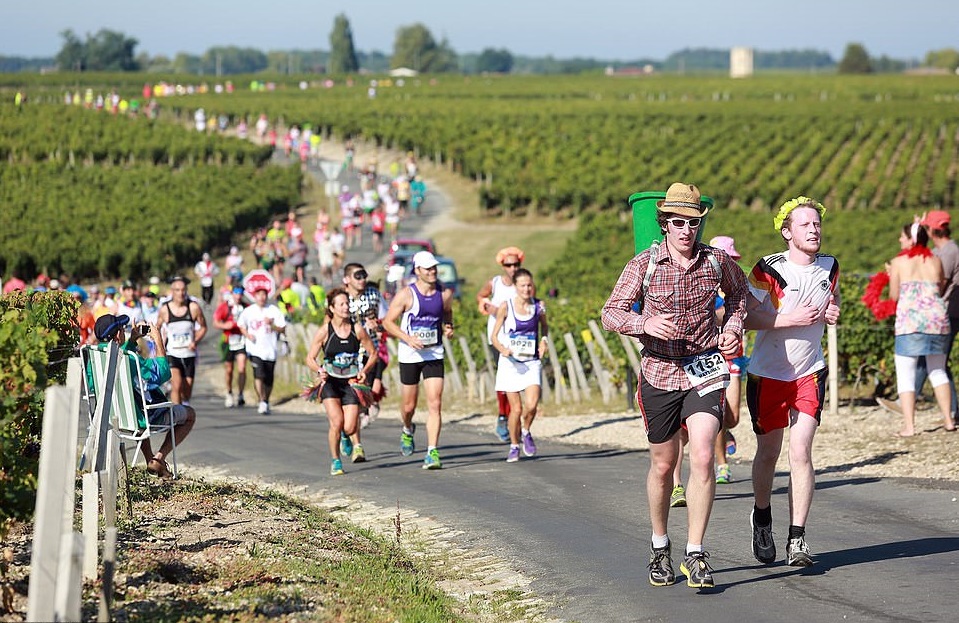 Марафон во Франции, участники которого дегустируют вино на протяжении всей дистанции: мечта для многих