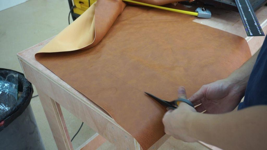 Старую мебель всегда можно отреставрировать: как стул красиво обтянуть натуральной кожей
