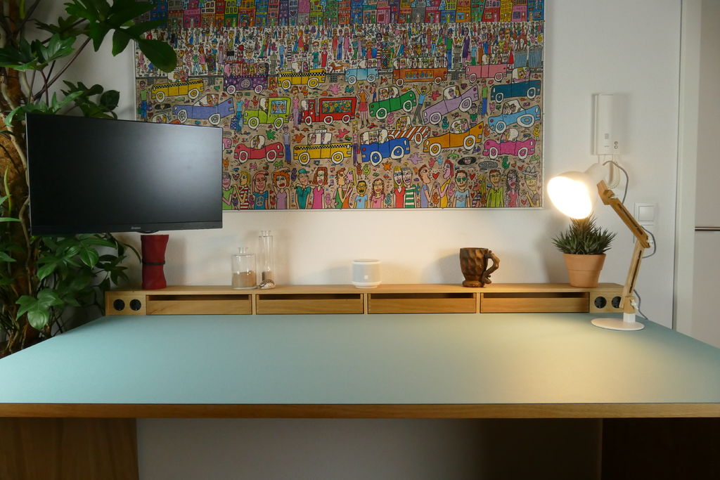 Простой и элегантный: делаем рабочий стол с встроенными розетками и удобными полочками для мелочей