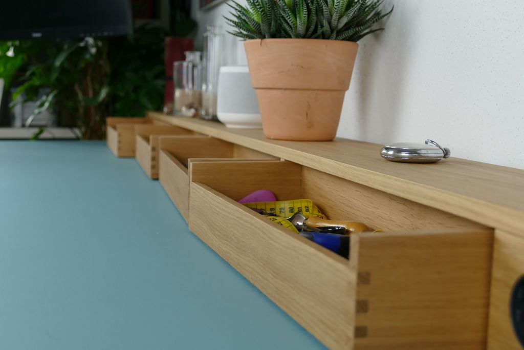 Простой и элегантный: делаем рабочий стол с встроенными розетками и удобными полочками для мелочей