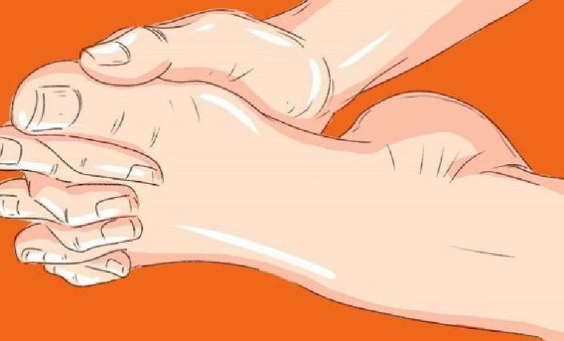 Простое упражнение: переплетение пальцев рук и ног поможет вернуть подвижность и гибкость