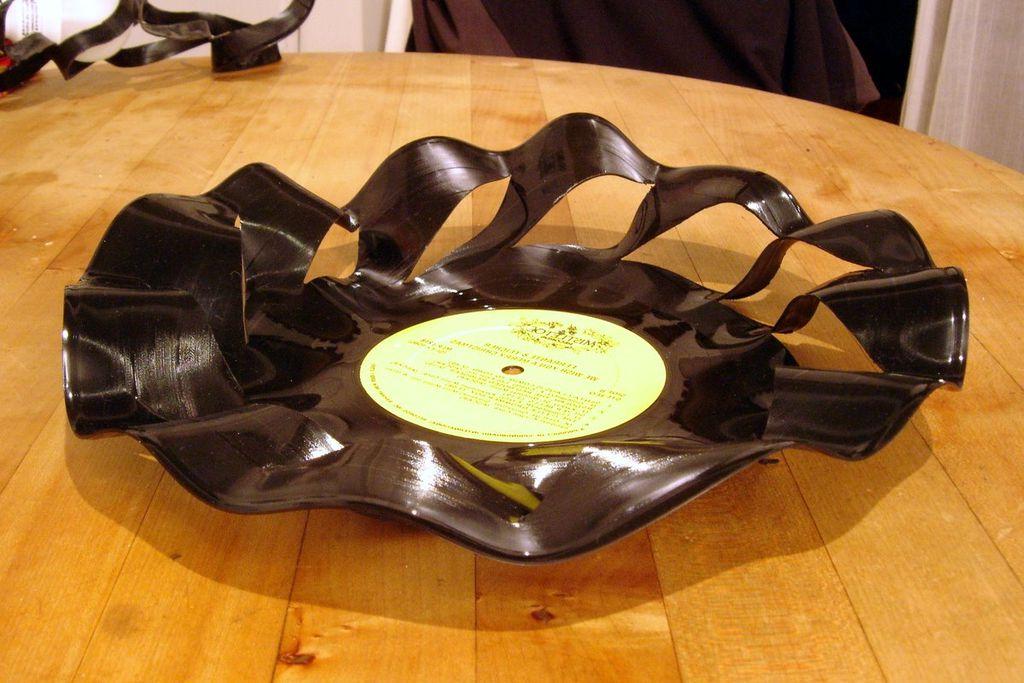 Декоративную вазу можно сделать своими руками: для этого нужно засунуть виниловую пластинку в духовку