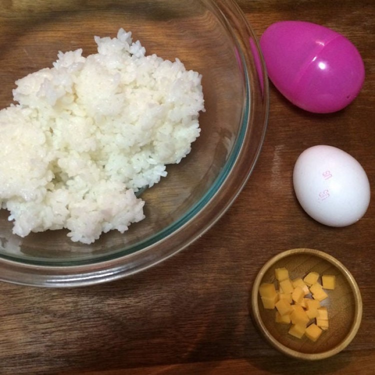 Простой гарнир с очень оригинальной подачей: как приготовить рис с яйцом и сыром