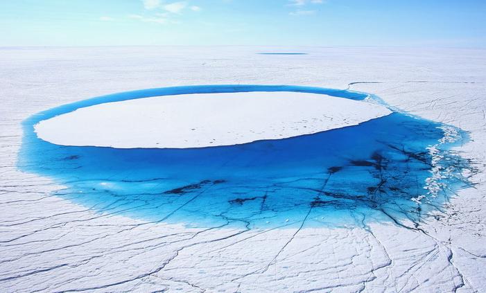 Недавно обнаруженные озера на ледяном щите Гренландии ускоряют его гибель