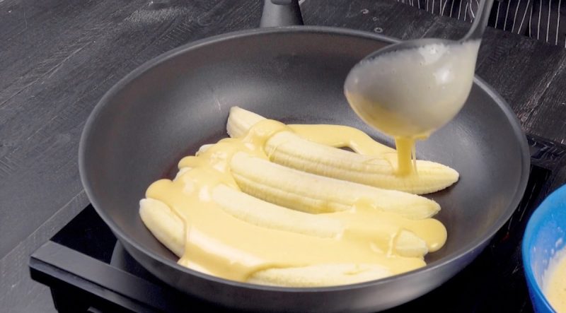 Кладу бананы на скороводу и поливаю тестом: рецепт блинного торта
