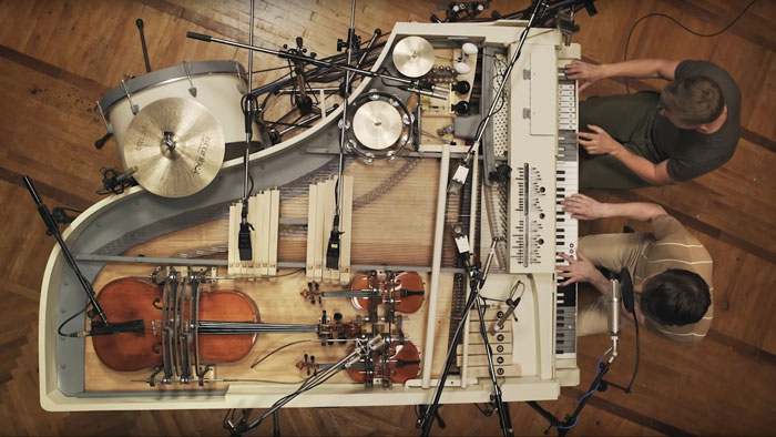3 года украинские парни создавали невероятный инструмент-гибрид из 20 частей, чтобы записать музыкальный клип