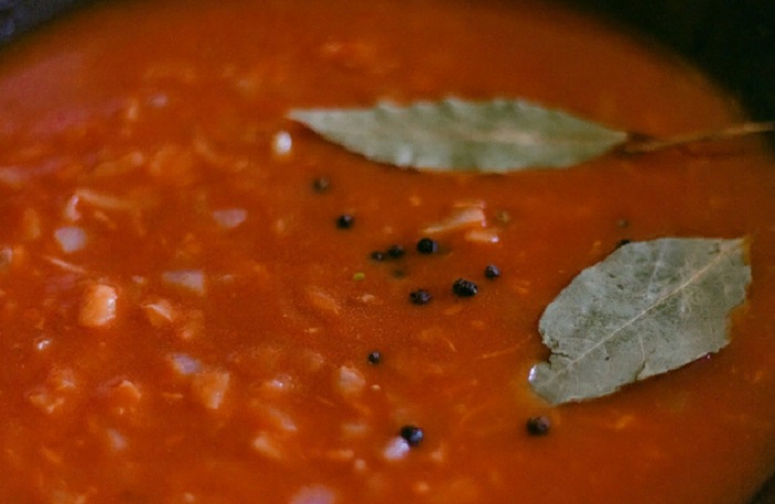 Одна одесситка рассказала мне, как правильно тушить пеленгаса. Оказывается, для него нет ничего лучше томатного соуса: рецепт