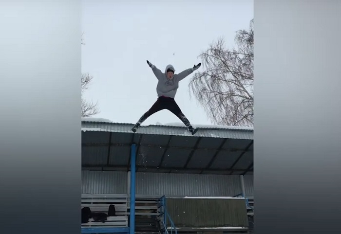 Снежный паркур: Руслан исполняет головокружительные акробатические трюки с приземлением в глубокие сугробы