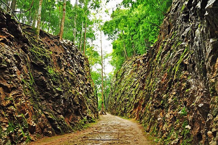 Зачем многие туристы стремятся исследовать город Канчанабури в Таиланде: 500-метровая тропа в скале, которую делали военнопленные
