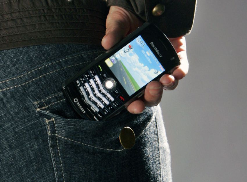 8 культовых телефонов 2000-х. Motorola RAZR и Nokia 3310