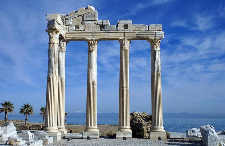 10 самых популярных мест города Сиде: почему про храмы Аполлона и Афины знает весь свет
