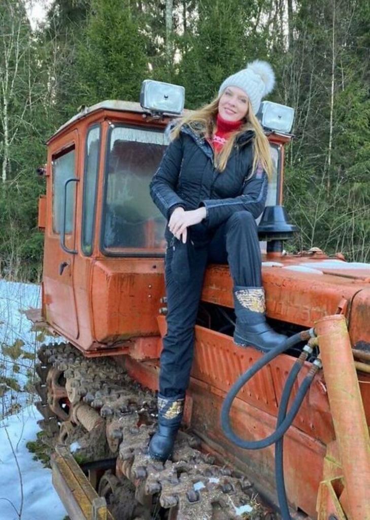 Певица Варвара расчистила дорогу к аптеке на тракторе
