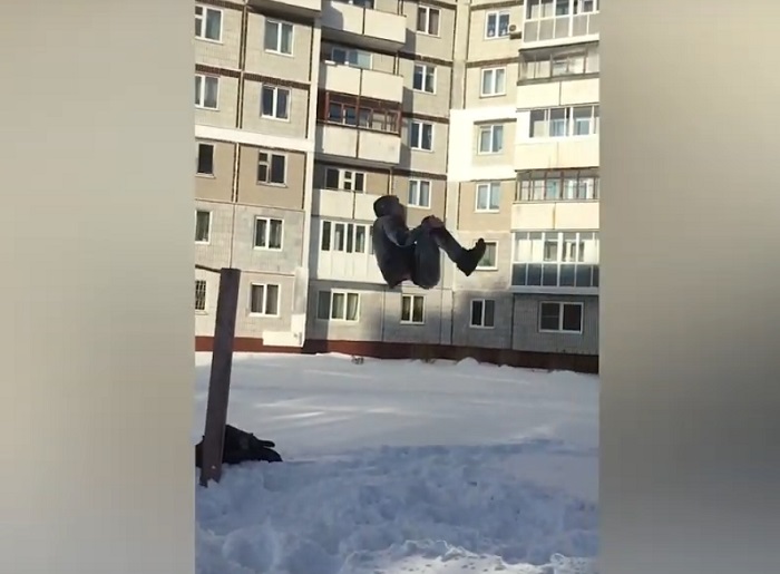 Снежный паркур: Руслан исполняет головокружительные акробатические трюки с приземлением в глубокие сугробы