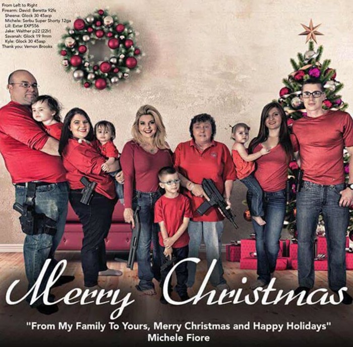 Вооружённая семья и другие необычные рождественские открытки