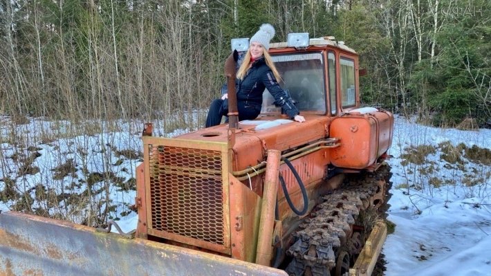 Певица Варвара расчистила дорогу к аптеке на тракторе
