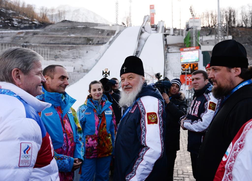 Когда катается на лыжах, бороду прячет: как проходит обычная жизнь патриарха Кирилла за пределами храма