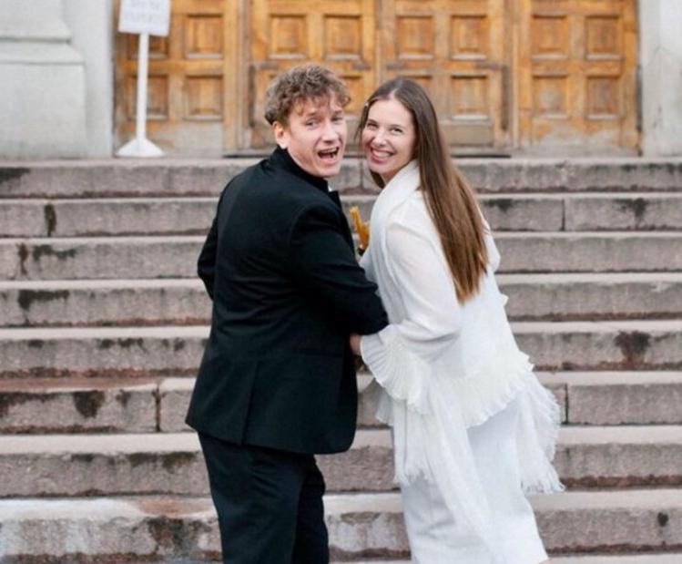 Актер Александр Яценко обвенчался с женой после полутора лет брака