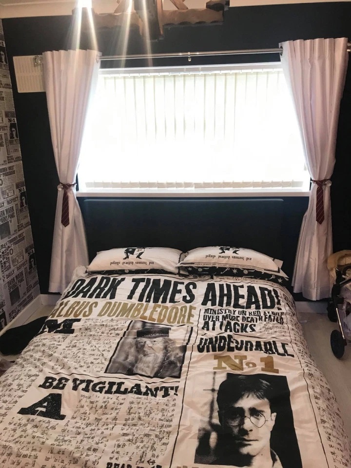9-летняя дочка любит Гарри Поттера, поэтому мы сделали в ее спальне ремонт. Теперь это не обычная розовая комната, а настоящий уголок поттеромана