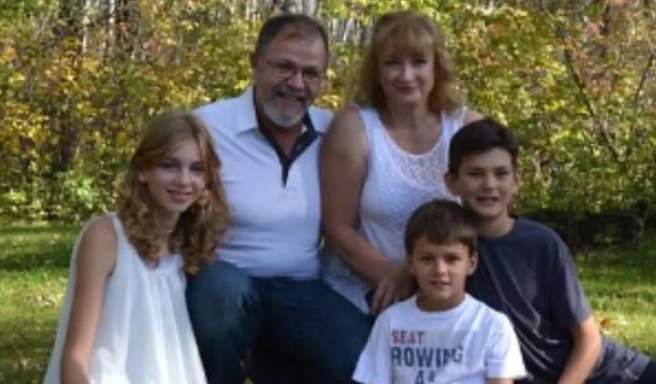 Канада: семья с 8 усыновленными детьми вернулась из Украины и проходит карантин