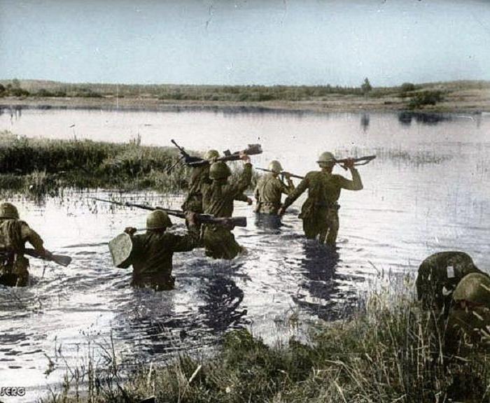 Цветная и черно-белая война: редкие снимки советских солдат (особенно трогает снимок, где красноармейцы форсируют реку)