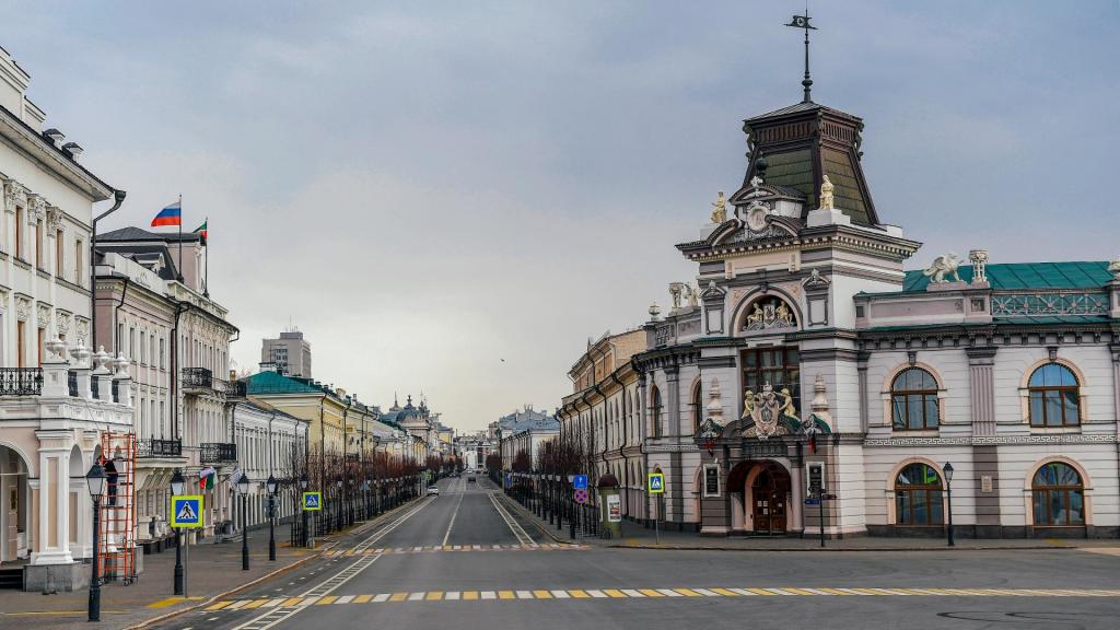 Пустые улицы, респираторы и одинокие пешеходы: как изменилась жизнь крупнейших городов России после введения карантина (фото)