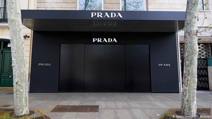 Доктор носит Prada: модельеры перешли на пошив защитной одежды для медработников