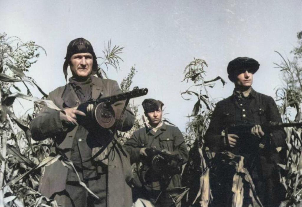 Цветная и черно-белая война: редкие снимки советских солдат (особенно трогает снимок, где красноармейцы форсируют реку)