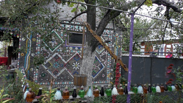 Соседи целый год помогали односельчанину собирать крышки от бутылок: сегодня его домом любуется весь мир (фото)