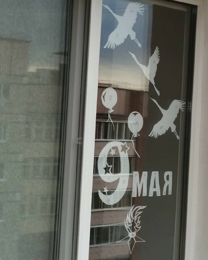 Парад, не выходя из дома: россияне украсили окна домов в честь 9 Мая