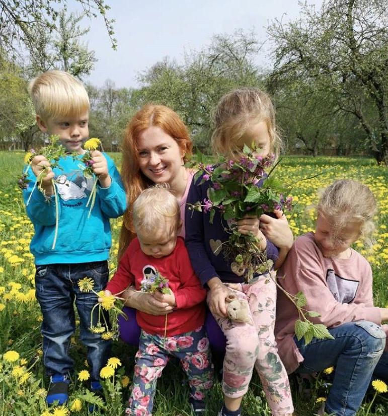 Екатерине Копановой исполнилось 35 лет. Она показала, как выглядят подросшие дети (у нее три дочки и лапочка-сыночек)