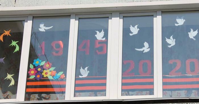 Парад, не выходя из дома: россияне украсили окна домов в честь 9 Мая