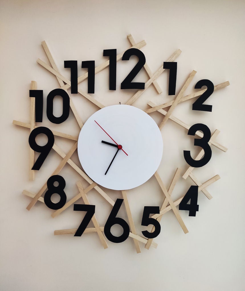 Интересная идея для декора комнаты: сделала необычные настенные часы своими руками