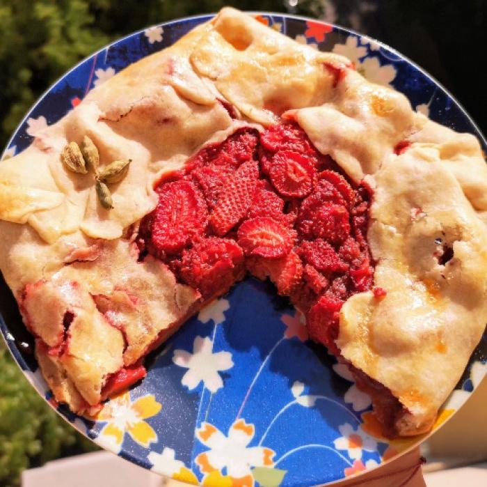 Подруга из Румынии поделилась рецептом клубничного пирога от местного шеф-повара: рецепт без дрожжей и разрыхлителя