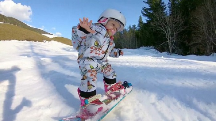 Малышка не отстает от родителей и в год отлично катается на сноуборде (видео)