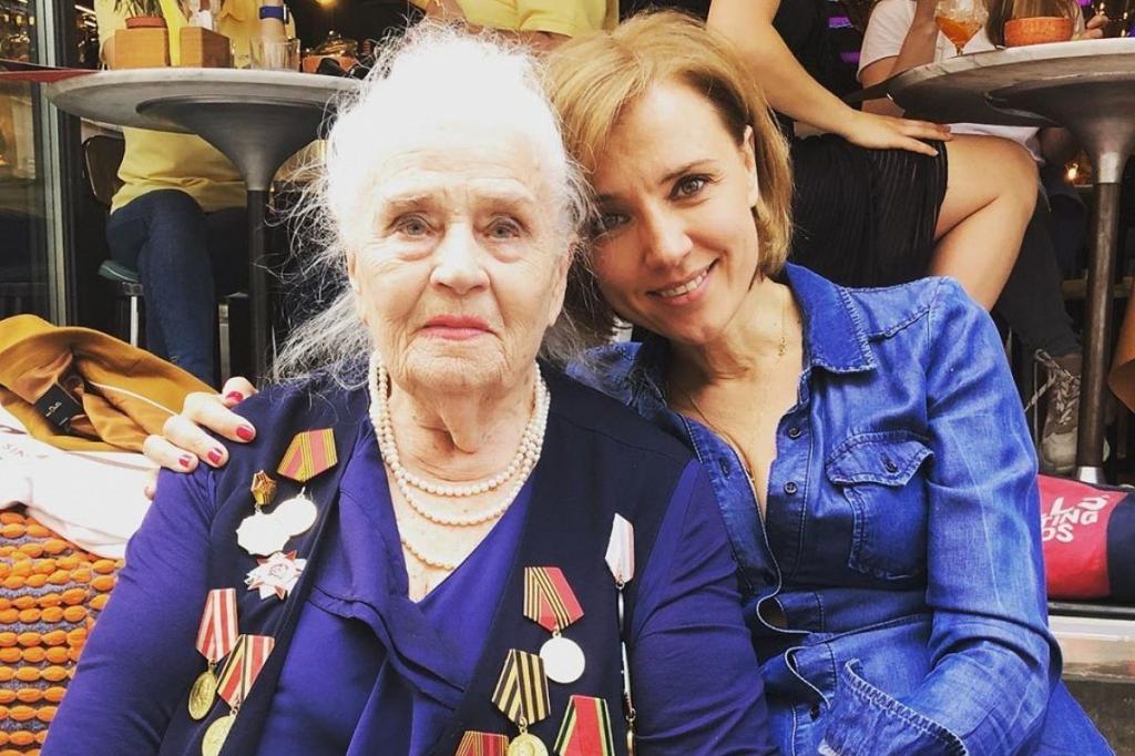 «Спасибо, бабуля, за Победу!»: Ксения Алферова поздравила бабушку и опубликовала архивные семейные снимки (фото)
