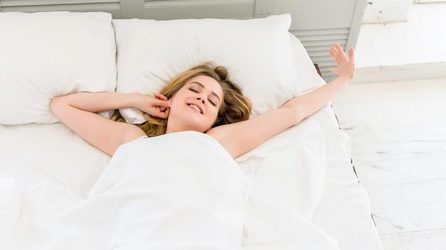 Сомнолог: на выходных спать на два часа дольше, по сравнению с буднями, вполне достаточно, чтобы компенсировать недосып
