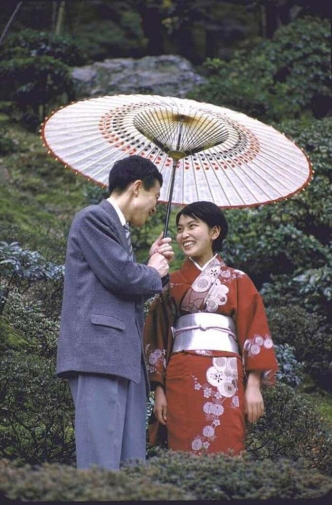 Уже в 50 е годы японская культура находилась под влиянием западной: фото влюбленных японских пар середины 20 века