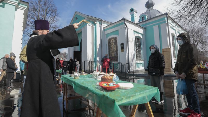 К Троице храмы откроют. По крайней мере, в Москве. Но рекомендуется воздержаться от посещения